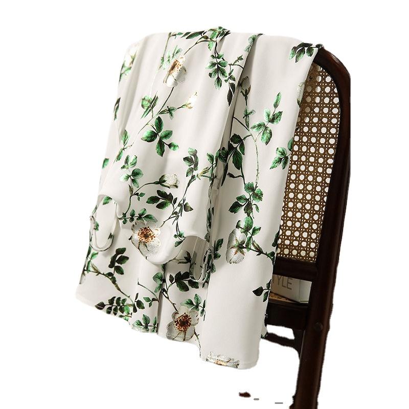 Elegantes, schlankmachendes V-Ausschnitt-Sommerkleid mit Spaghettiträgern und langem Print für Damen