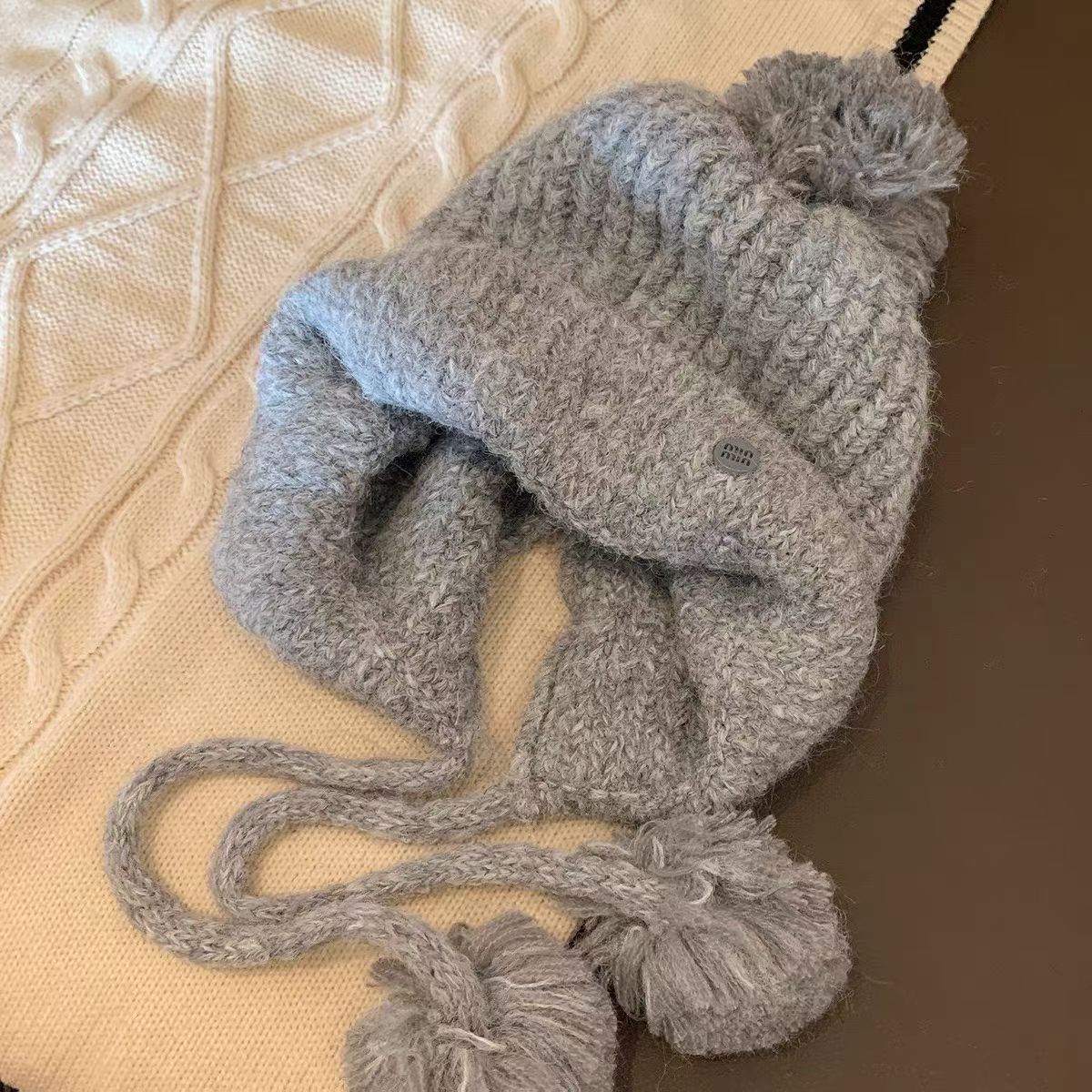 

Min Sweet Candy Color Hairball Knitted Hat Winter Soft Waxy Light Warm Cold Hat Tether Ear Hat one size fits all світло-сірого кольору