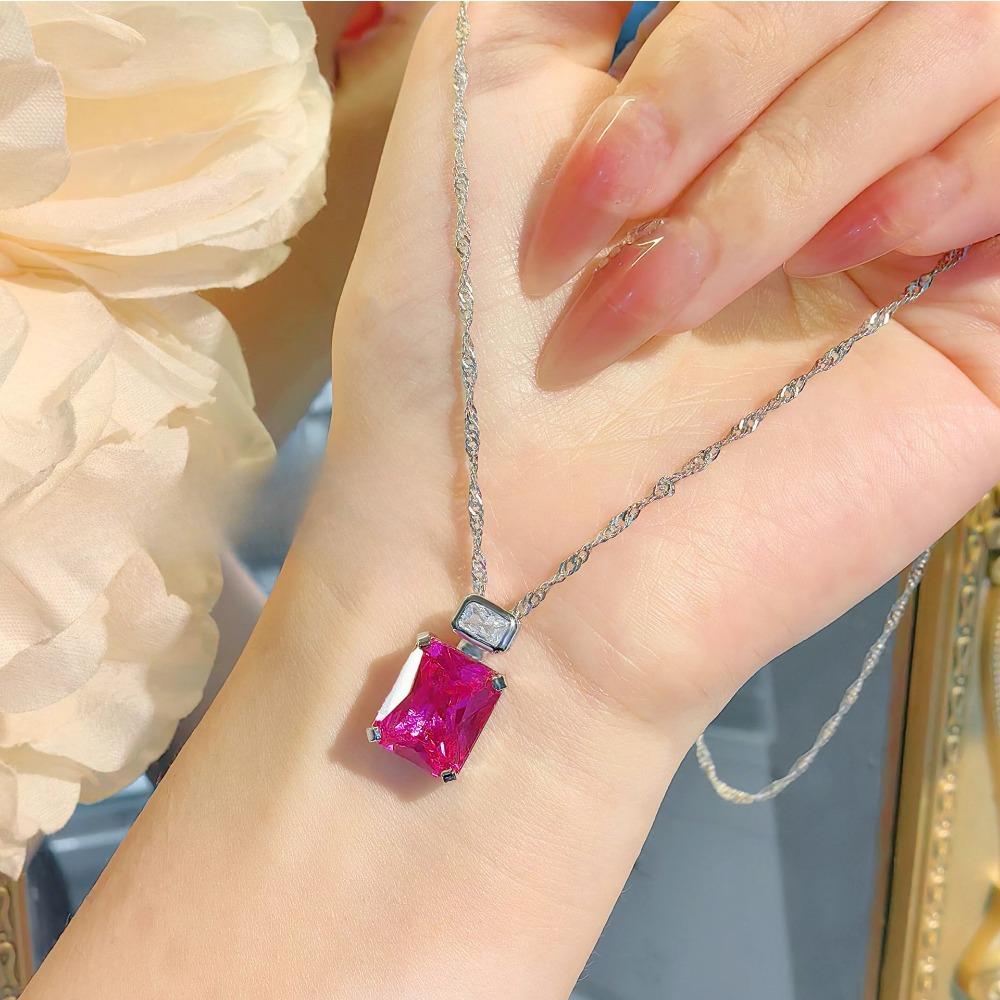 

Модный легкий роскошный кулон из кубического сахара с высоким содержанием углерода и бриллиантами цвета голубиной крови, флакон духов, простой дизайн, ожерелье из красного корунда для женщин