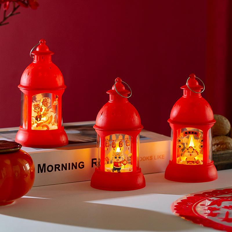 Barn bærer små opplyste sylindriske lykter til vårfesten