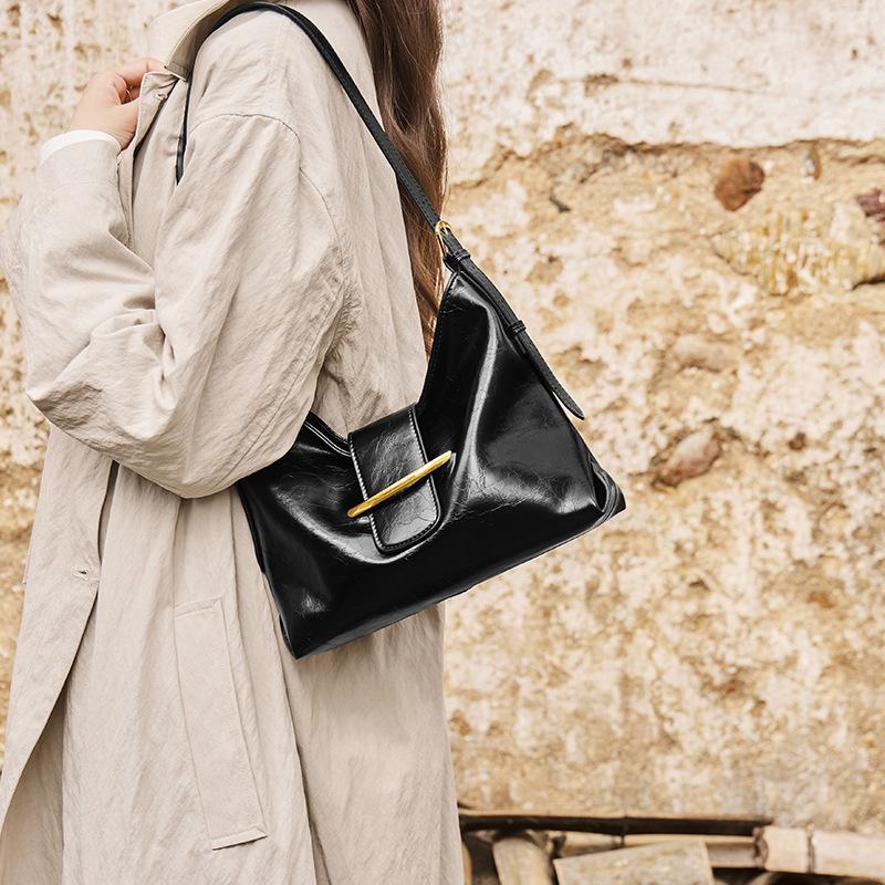 2025 New Women's Bag Retro European and American Fashion Single Shoulder Bag Design Solid Color Niche Casual Single Shoulder Crossbody Bag