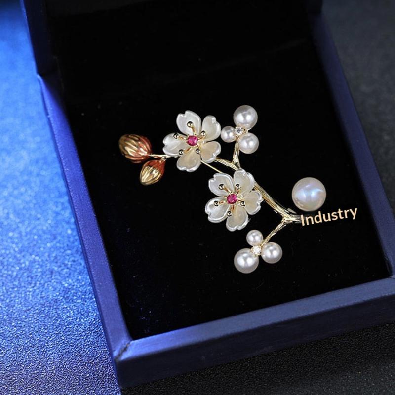 High-End Temperament White Plum Blossom Brooch Ladies Light Elegant Luxury Pins Plant Antique Floral Accessories Jewelry Gifts