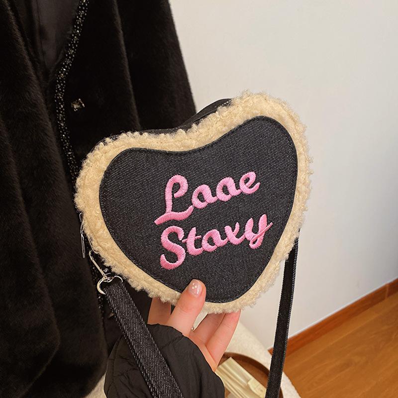 

Casual bag women s bag 2024 new simple, fashionable and beautiful single shoulder personalized messenger bag love small bag heart-shaped bag