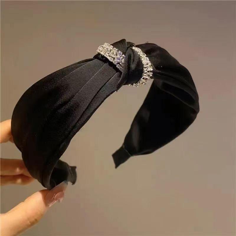 Luxury Autumn/Winter Hairband for Women - Elegant Wide-Brimmed Skull Top Clip for Hair & Face Wash.