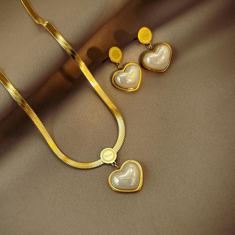 

Women s Heart-Shaped Retro Titanium Steel Necklace and Earring Set