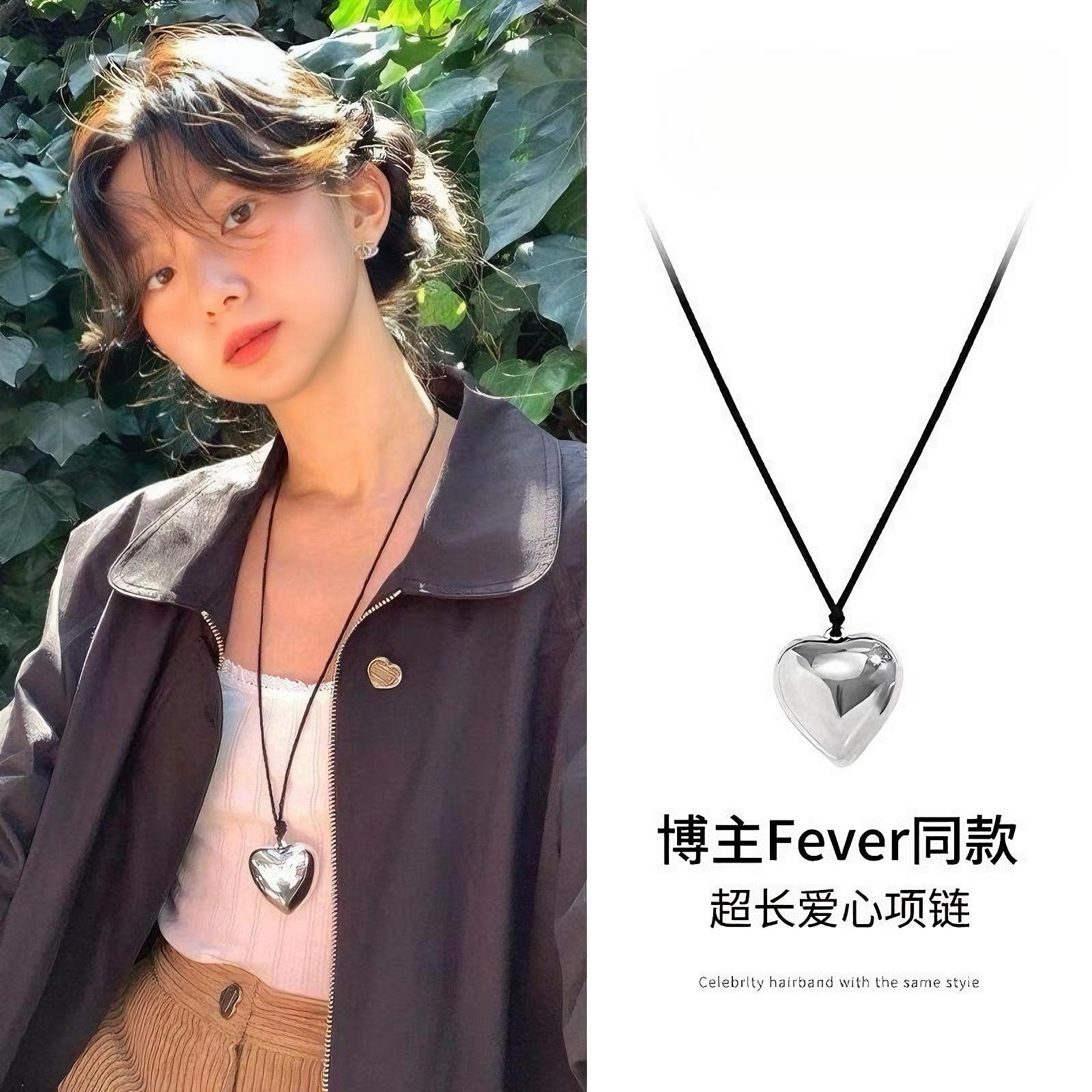 The same black leather three-dimensional big love necklace is simple, fashionable and versatile, and high-end accessories sweater chain.