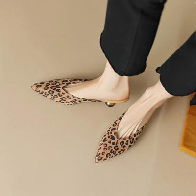 Neuer Stil Mode Spitz Zehen Dünner Absatz Baotou Mittelhoher Absatz Halbslipper Damen Leopardenmuster Alleskönner Luxussandalen Zapatos Mujer