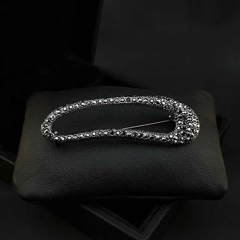 Oválna brošňa nepravidelného tvaru, Ženský šarm, Geometrická brošňa posiata diamantmi, Niche špičkový dizajnový cit