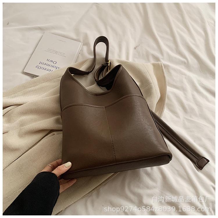 

Commuter tote bag women s 2025 new simple fashion retro messenger bag large capacity solid color casual shoulder bag коричневий