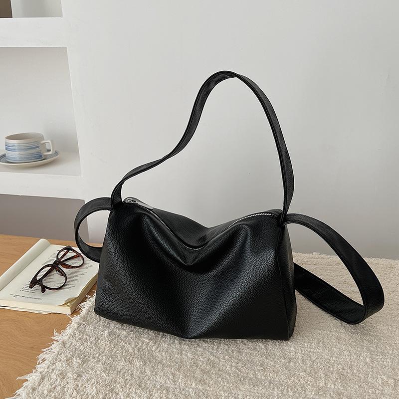 

Retro Lychee Pattern Shoulder Bag Solid Color Bowling Bag Zipper Large Capacity Crossbody Bag Versatile Soft Wide Shoulder Strap 30x13x16cm чорний