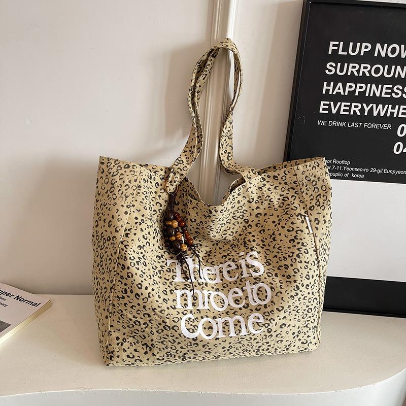 

Korean niche leopard print letter printed bag autumn and winter large-capacity commuter tote bag lazy style fashion shoulder bag no pendant хаки