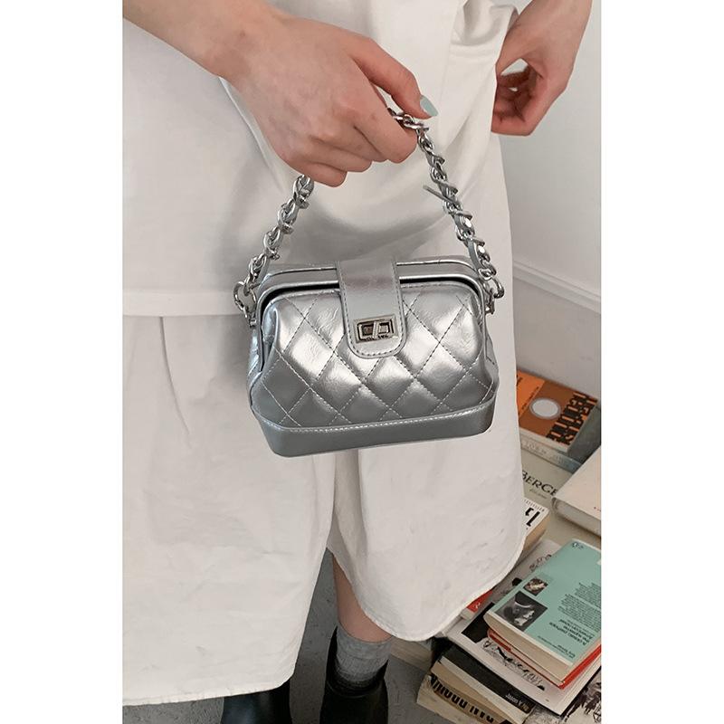 

Spring Fashion Rhombus Chain Bag Women s 2025 New Niche Clip Underarm Bag Korean Shoulder Bag Crossbody Bag серебряный