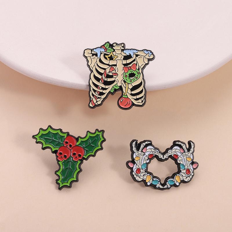 Halloween Rib Cage Enamel Pins Floral Skeleton Hand Hand Heart Gesture Brooches Lapel Badge Christmas Jewelry Gifts for Friends