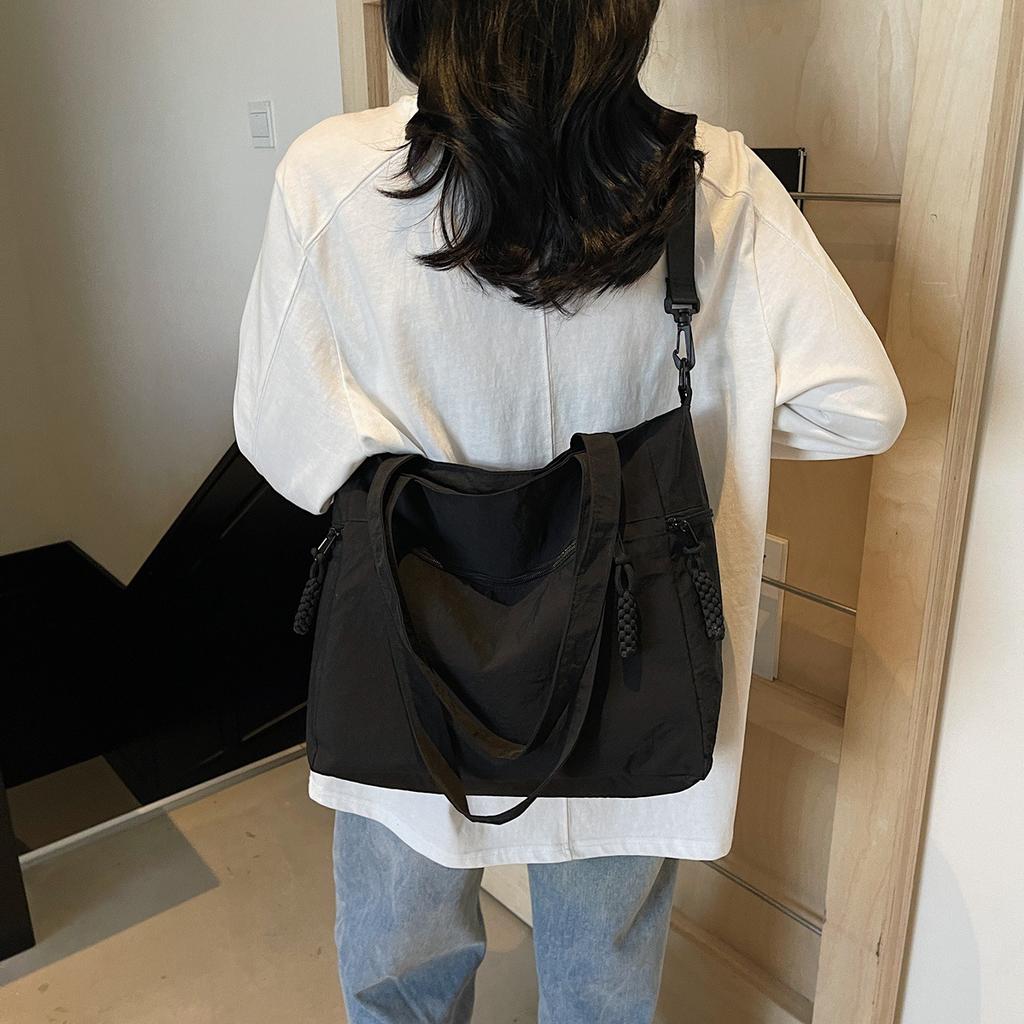 Lässige Hobo-Umhängetaschen aus Nylon mit festem Reißverschluss für Damen 2025. Mode mit hoher Kapazität, einfarbig, einzelne Schultertasche