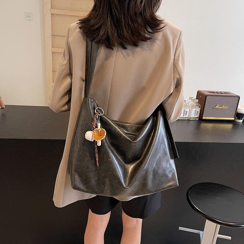 High-value retro bag large capacity 2025 autumn and winter new versatile autumn and winter simple casual shoulder commuter dumplings 43*12*30 чёрный