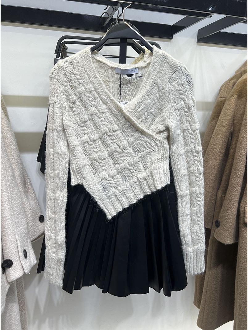 

2023 Европейский и американский осенне-зимний приталенный трикотажный свитер с V-образным вырезом и асимметричным низом для женщин 6771149 Medium