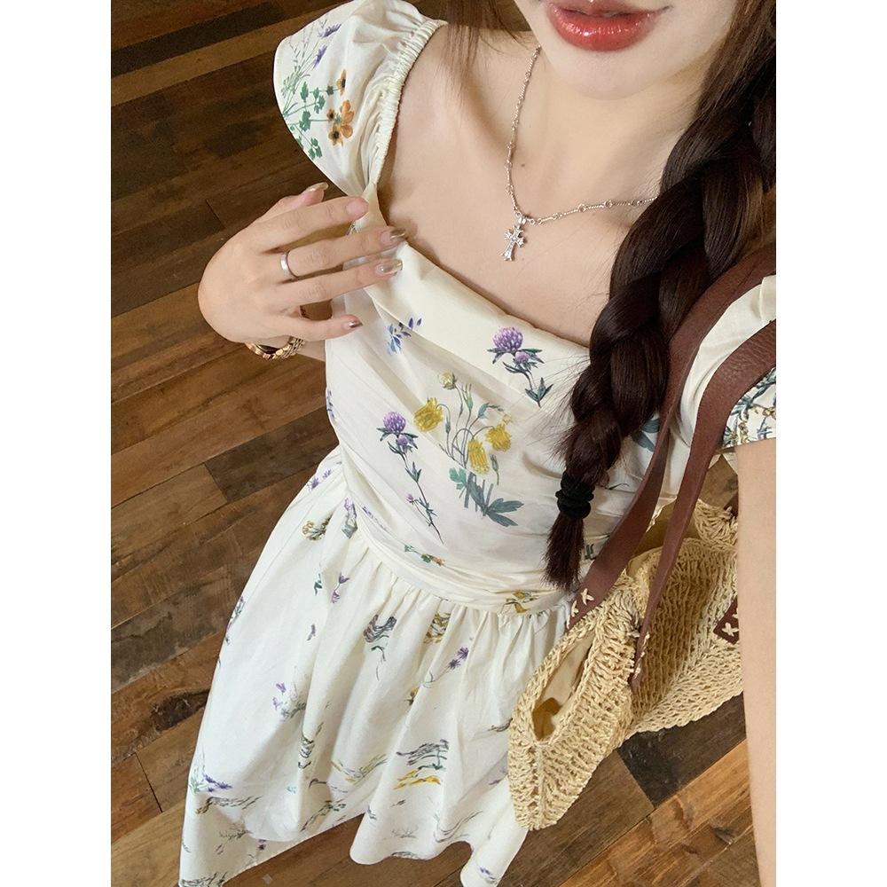 Vestido floral de manga bufante com decote quadrado Xiaofei para crianças, novo de verão, para férias na praia, pausa para café, com temperamento francês, vestido longo