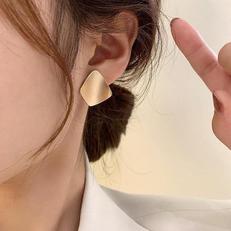 Matte Golden Minimalist Metal Style Glossy Geometric Earrings for Women Fashionable Personalized Daily Accessory Party Jewelry