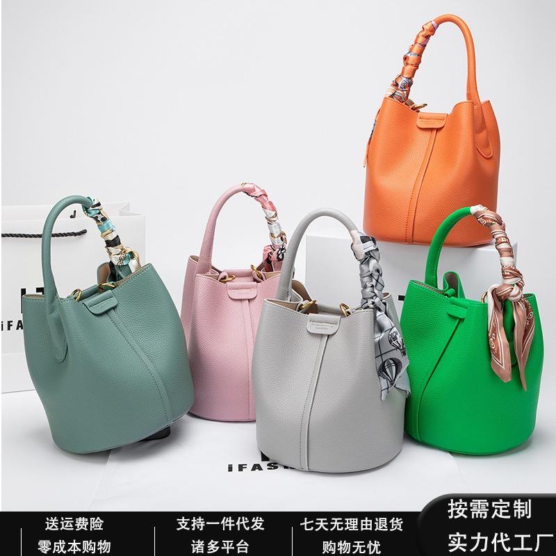Leather bucket bag, new high-end women's summer messenger bag, large-capacity vegetable basket, cute women's bag.