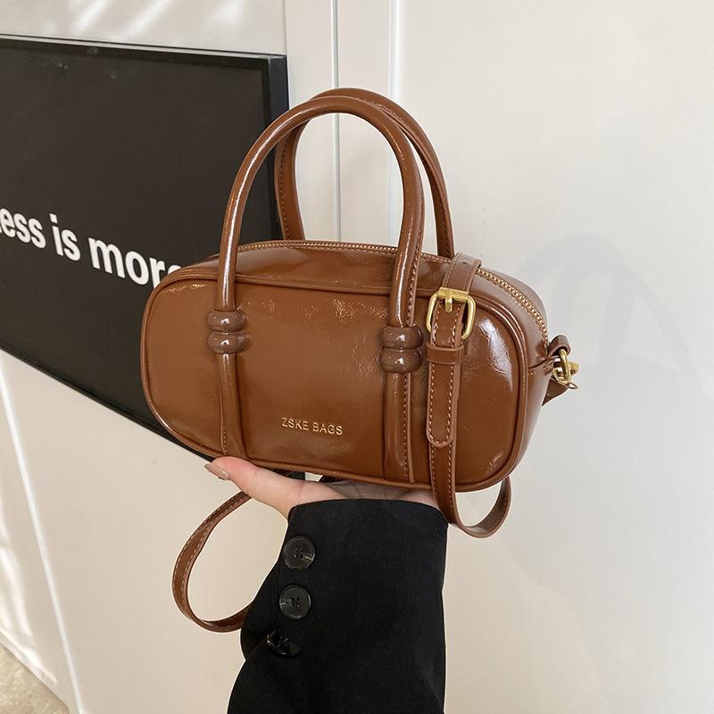 

Модная трендовая маленькая квадратная сумка для ношения в руке 2025 зима новая ретро нишевая простая повседневная сумка-мессенджер для поездок на работу 23*8*11.5