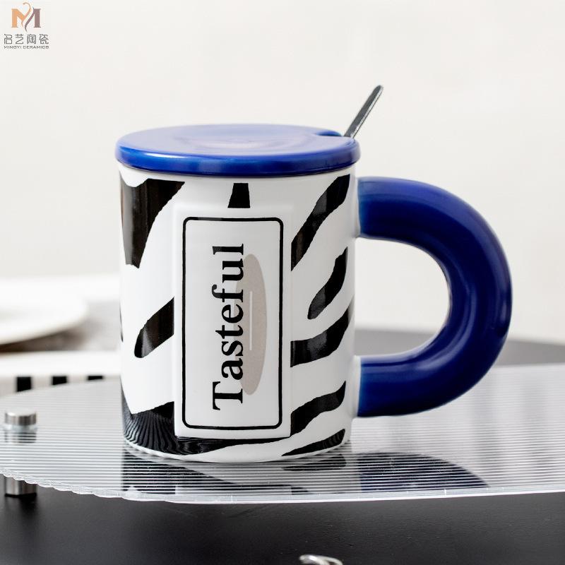 

Спеціальна керамічна чашка з мультяшним малюнком, кришкою та ложкою, високоякісна, для дому та офісу, чашка для води, чашка для сніданку та молока, парна чашка 301-400ml