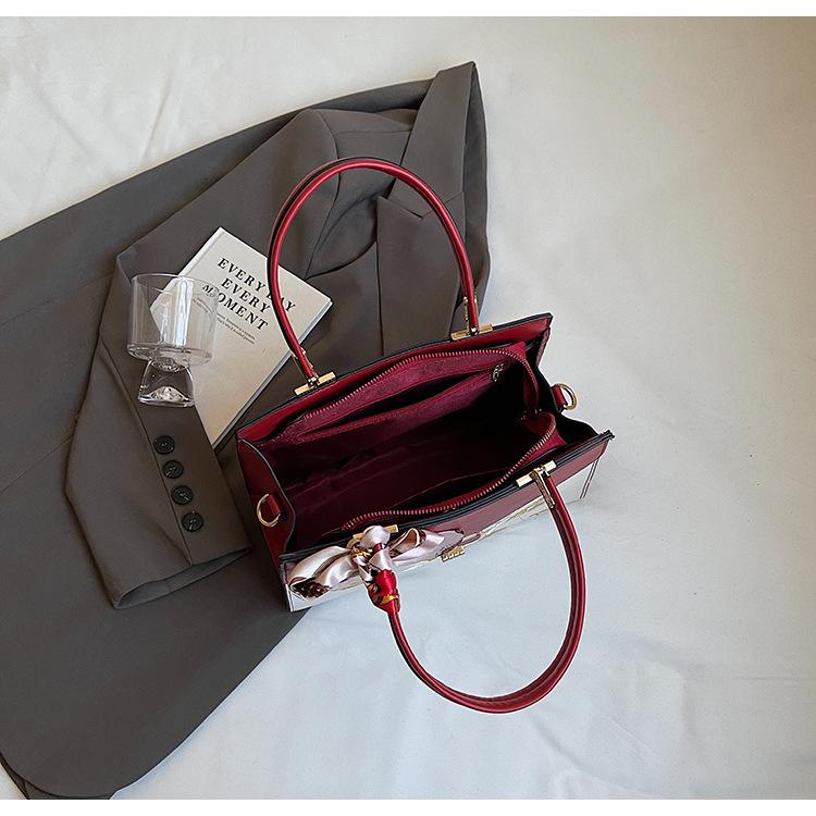 Chinese Embroidered Red Crossbody Bag for Mothers – Elegant Wedding Accessory