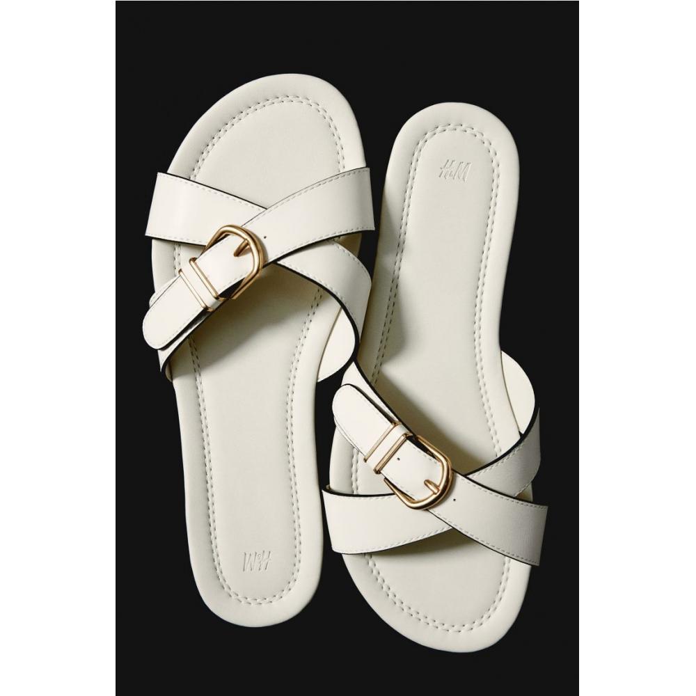 

Босоножки с пряжками HM кремового цвета