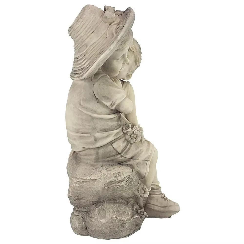 Sedící nesmrtelná socha pryskyřičná ozdoba socha na verandu řemesla na dvůr socha líbající se malí chlapci a dívky řemesla šedá