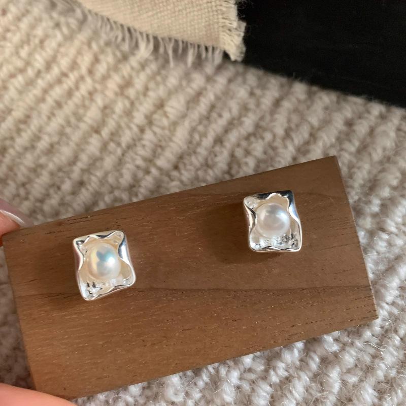 

Cream Square Temperament Pearl Earrings Female Fashionable and Versatile Simple Hundred Senior Earrings Imitation Earrings