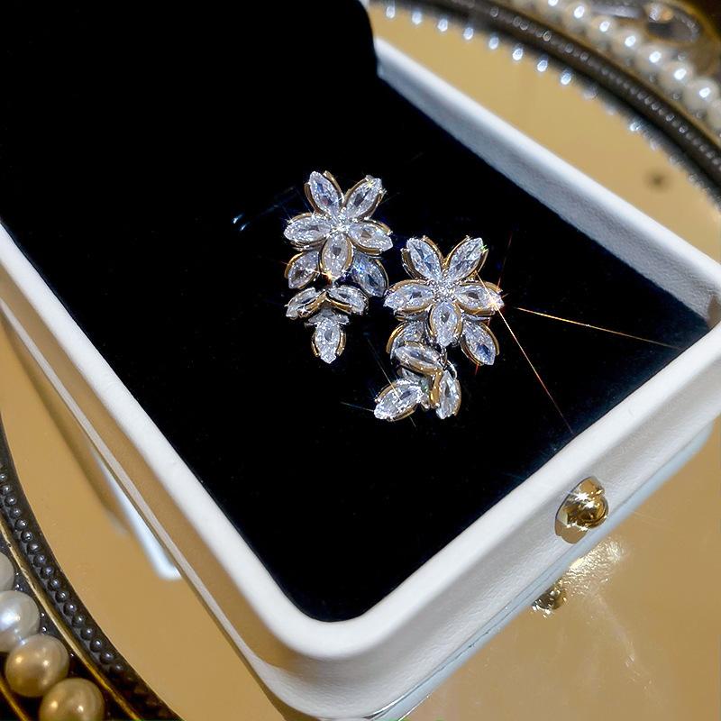 

Супер яркие серьги-пусеты с цирконом в виде цветка, женские корейские серьги с индивидуальностью, модные нишевые серьги