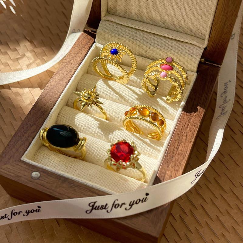 Elegant Vintage Style 18k Gold Ring For Women With Unique Geometric Design And Adjustable Fit