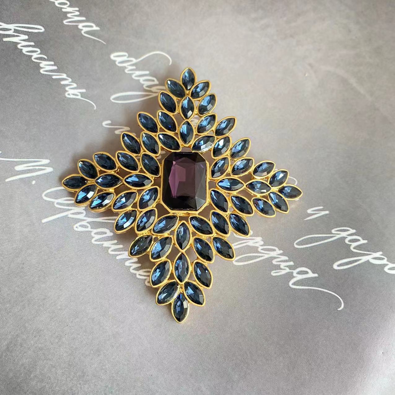 

Винтажные броши-булавки в виде креста со стразами от брендов среднего класса для женщин и мужчин, дворцовый ретро-кристалл, роскошные значки, аксессуары, ювелирные изделия