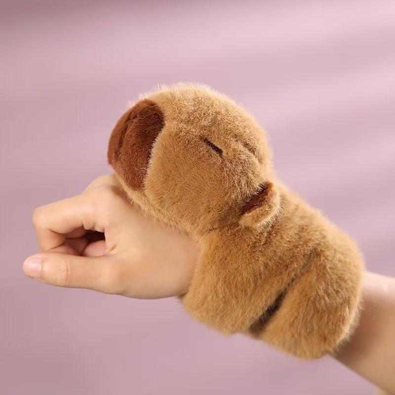 Schattige Capybara Klaparmband Pluche Speelgoed Polsband Gevuld Dier Voor Kinderen Volwassenen Feestartikelen Verjaardagscadeaus beige