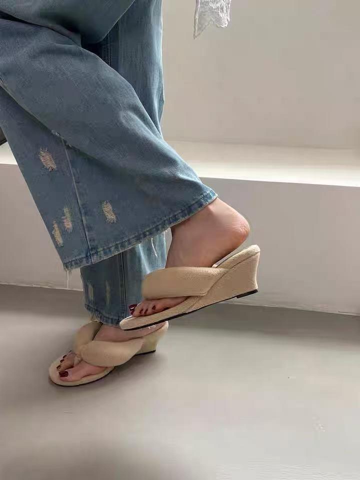 New Footwear Flock Women Wedges Slippers Flip Flops Fashion Round Toe Ladies Wedges Toe Clip High Heel Shoes Female Sandals