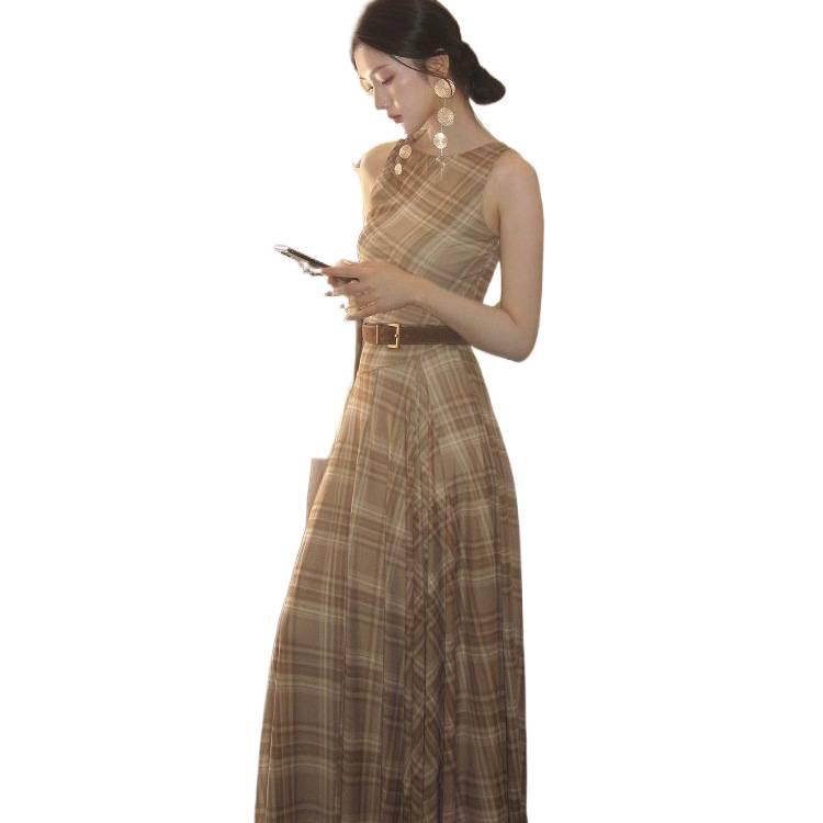 French Retro Sleeveless Plaid Maxi Dress - Elegant Design with Unique Waist-Cinching Style.