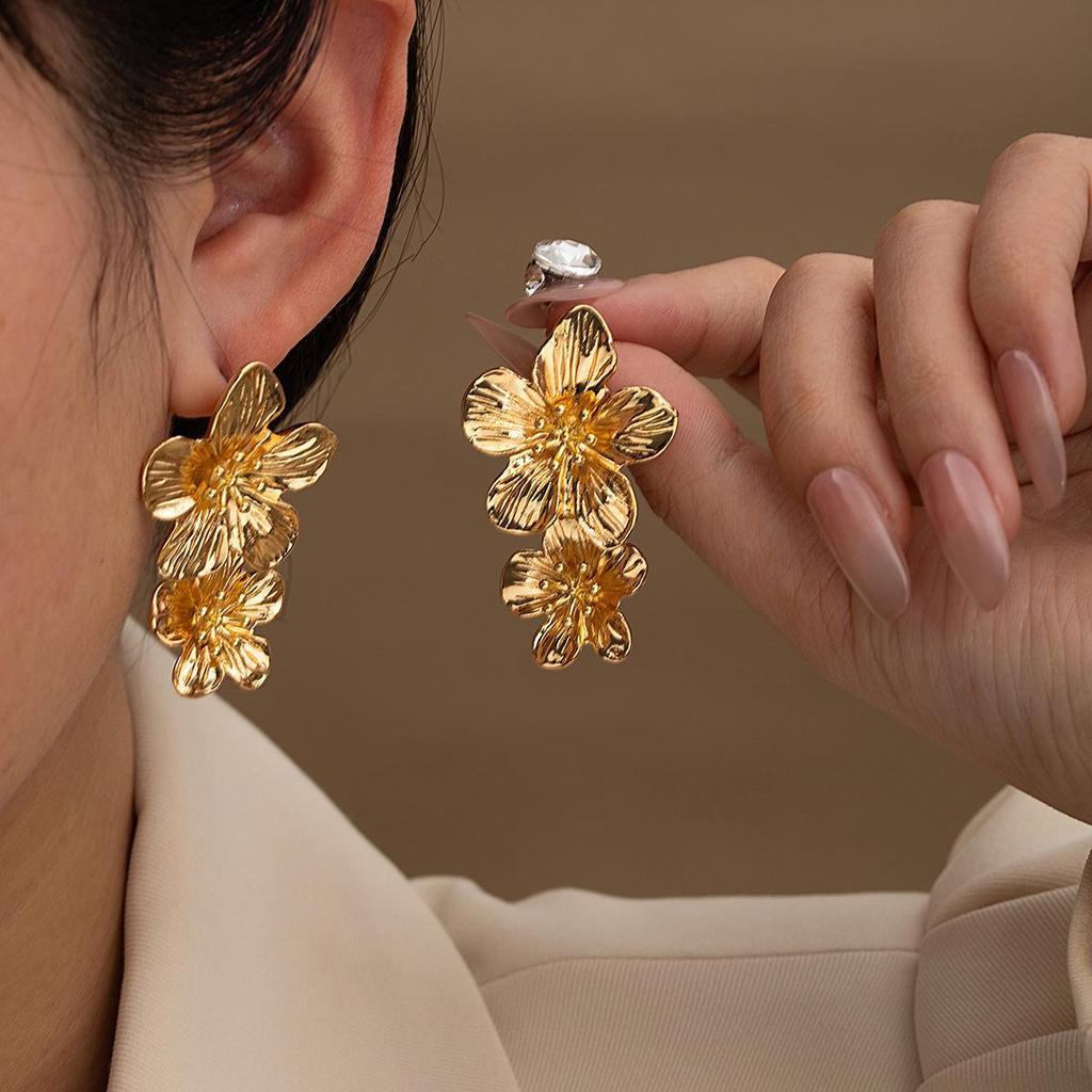 Exaggerated 3D Flower Pearl Earrings: Light Luxury, High-End Metal Style Studs