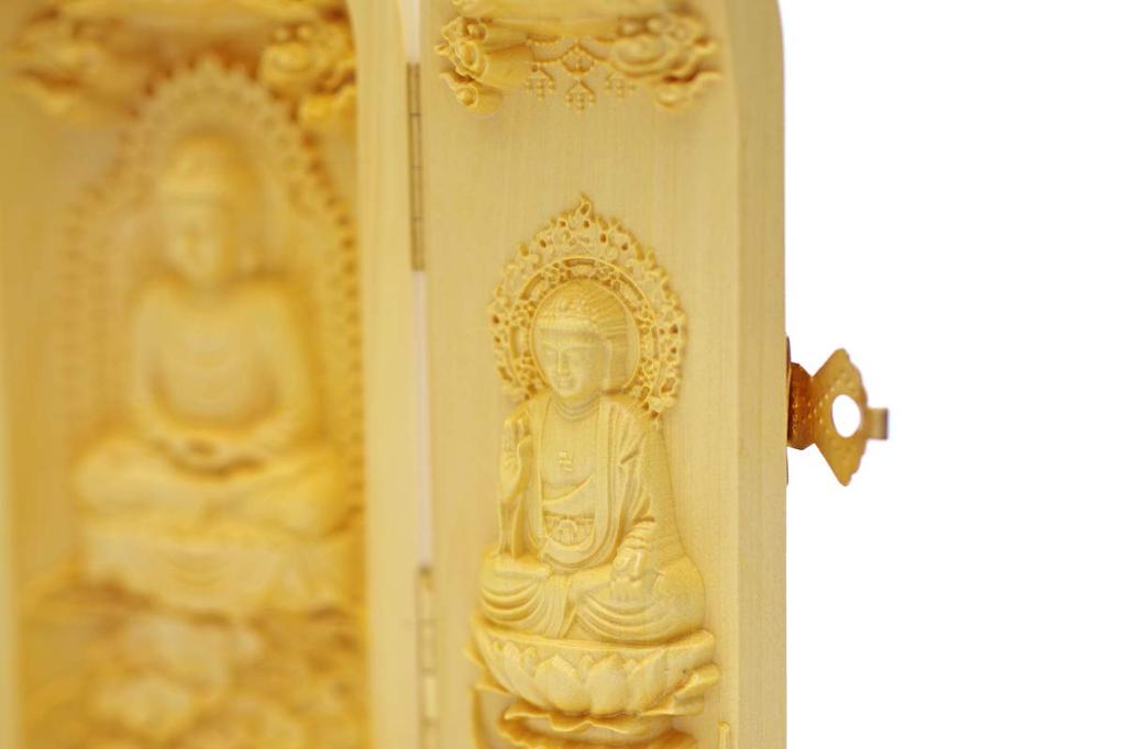 This natural boxwood (Tsuge) Buddhist triad features three Buddha figures: Shaka Nyorai, Amitabha Nyorai, and Yakushi Nyorai. Approximately 10cm