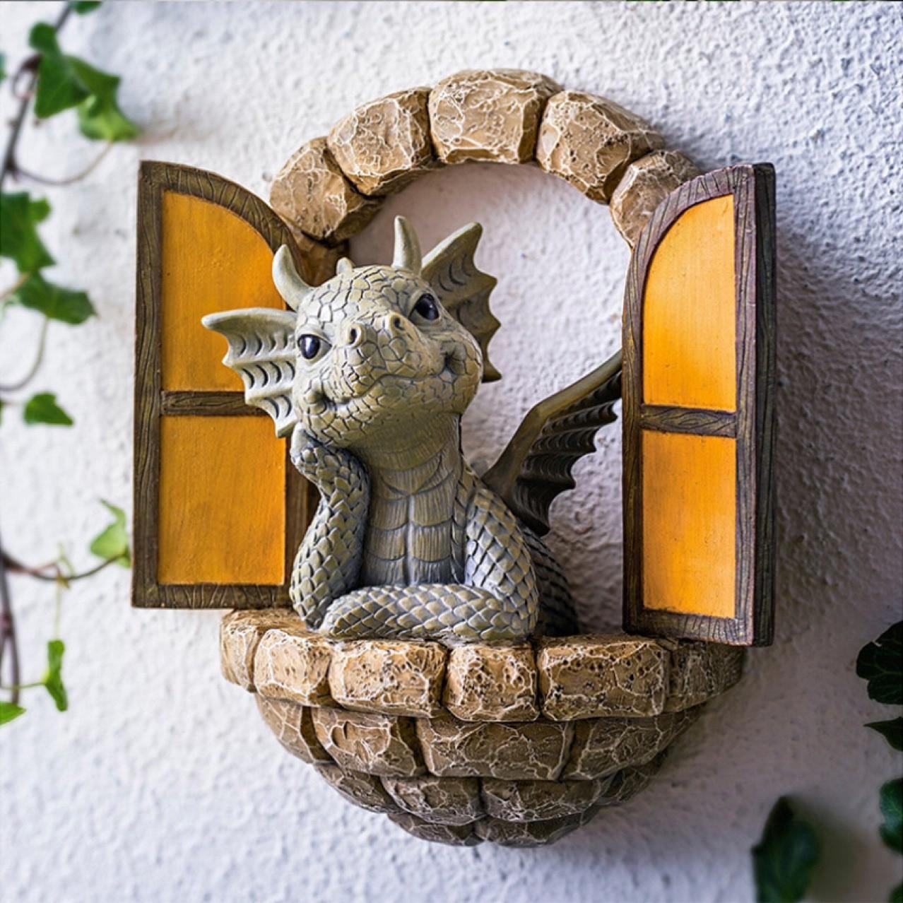 

JYL TS/179,Dinosaur Open Window Door Sculpture Garden Cartoon Decor Wall Mount Home Resin Craft One Size тёмно-рыжий