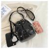 2026 Crossbody-Tasche Damen neu schwere Industrie Lokomotive Stil Nieten Trend Eimerbeutel modische Umhängetasche