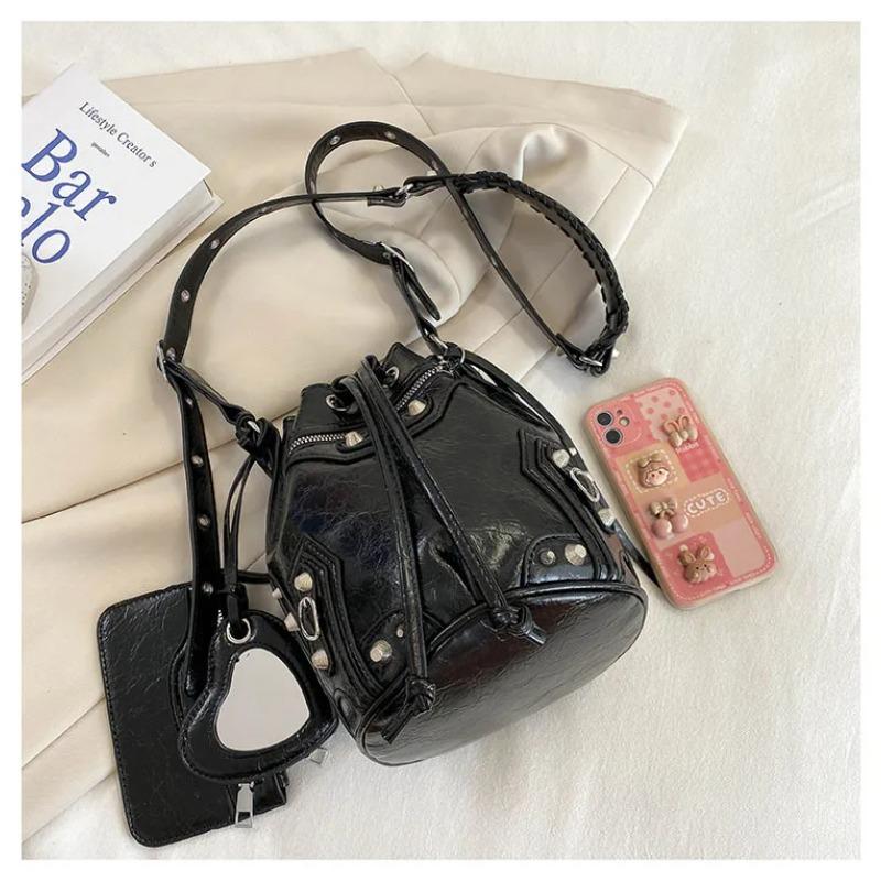 2026 Crossbody-Tasche Damen neu schwere Industrie Lokomotive Stil Nieten Trend Eimerbeutel modische Umhängetasche