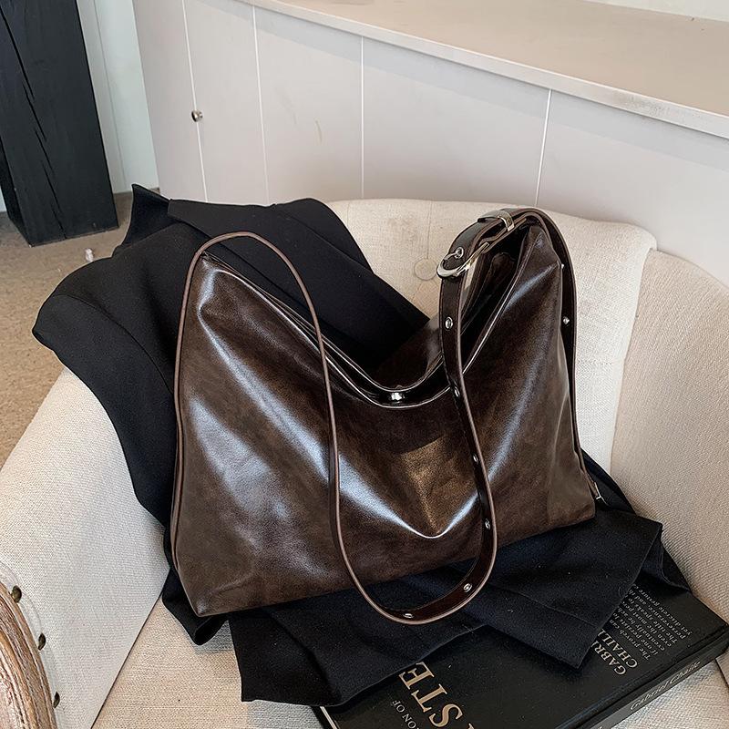 

Женская наплечная сумка кроссбоди из мягкой кожи большой вместимости с магнитной застежкой однотонная простая повседневная нишевая универсальная сумка-мессенджер для通勤