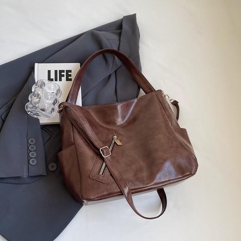 Trendy Street Style Pu Material Women's Shoulder Bag With Spacious Interior Design