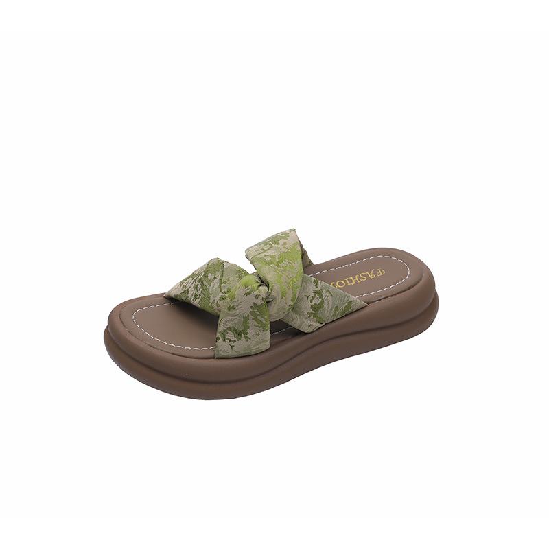 Fashion versatile medium and outer wear thick-soled one-word cool slippers women's 2025 summer new comfortable beach