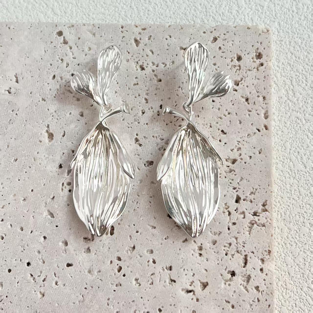 Chinese Style 3D Leaf Texture Stud Earrings - Niche, Retro Design for Women