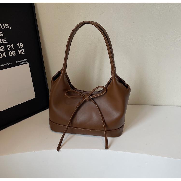 

Корейская версия новой сумки-багета с бантом, ретро, большой вместимости, для通勤, на плечо, иностранная сумка-тоут, женская темно-коричневого