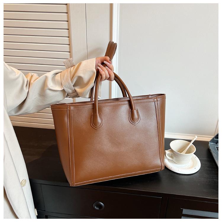 

Атмосферная текстурная сумка-тоут для通勤 2025 новая сумка женская сумка через плечо сумка-тоут универсальный темперамент корейская версия подмышечная коричневый