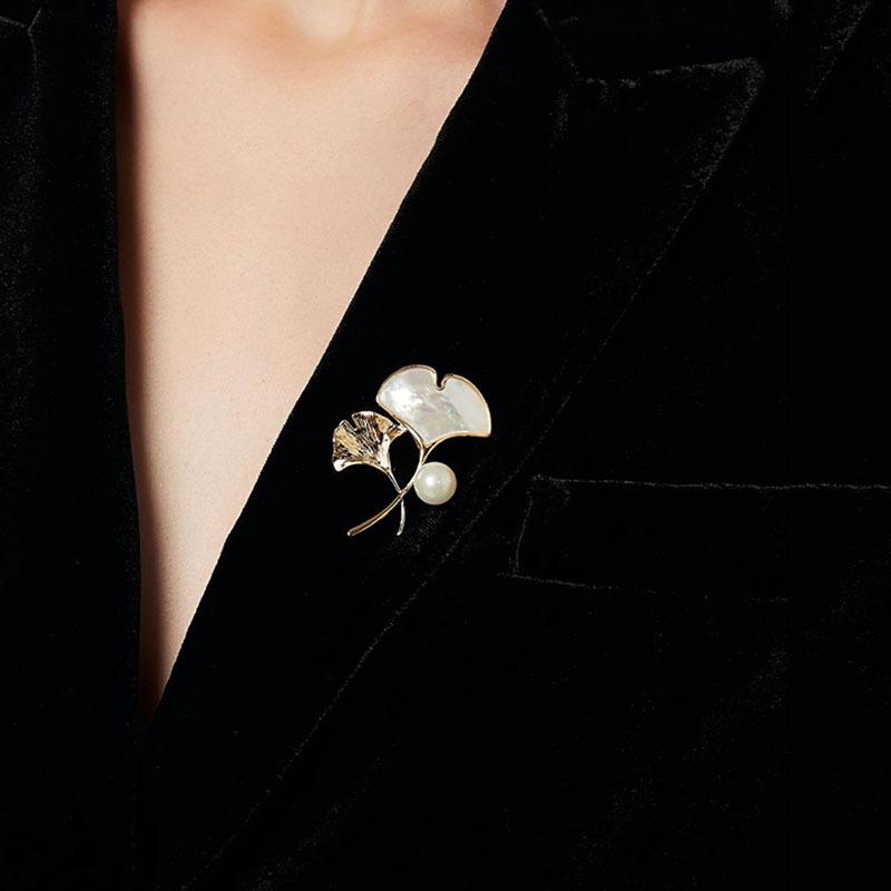 Fashionable and Niche Ginkgo Leaf Brooch, High-end Feminine Pearl Brooch, Anti-exposure Clasp