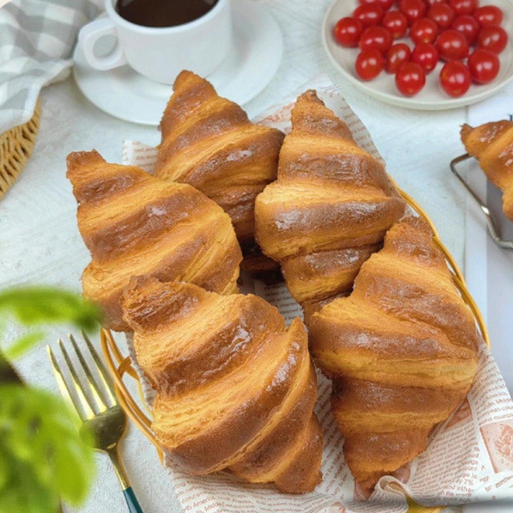 Künstliche simulierte Lebensmittelmodelle Display-Requisiten Küchenschrank Restaurant Geschäft Laden Dekoration gefälschte Simulation Brot Croissant