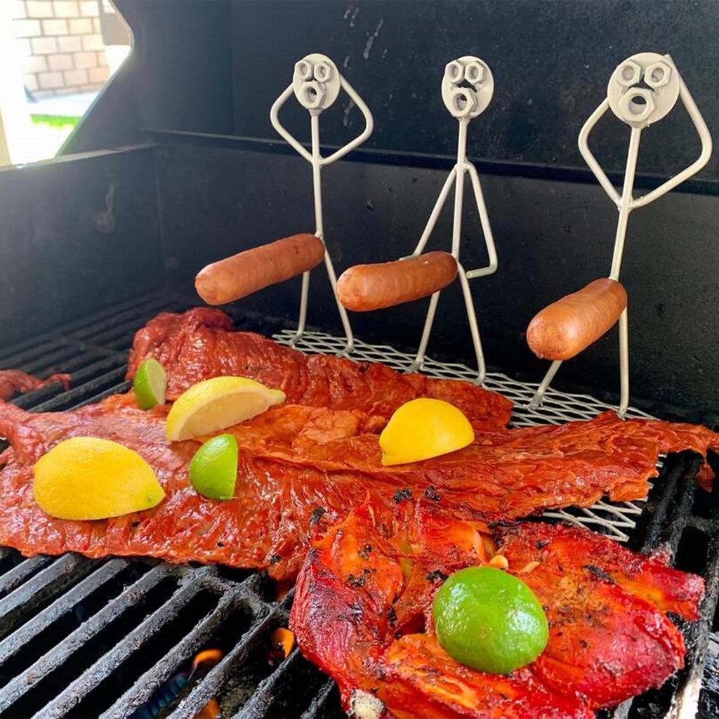 Metal Art Sculpture Set Three People Standing on Grill Mesh Handmade Decorative Barbecue Hot Dog Cooking Tool Figurines