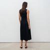 Um Vestido Sem Mangas com Decote em V com um Estilo Feminino Refinado e Elegante para o Trabalho
